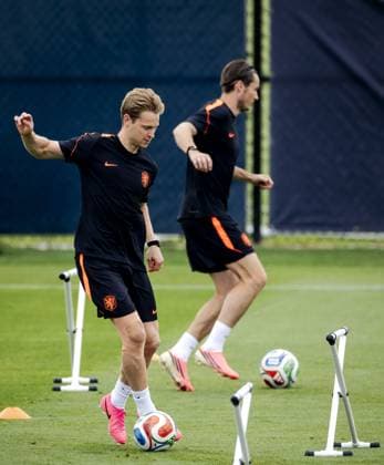 KANSAS CITY - Frenkie de Jong of the Netherlands and Marten de Roon of the Netherlands during a training session of the Dutch national team, Nationalteam at the KC Current Training Facility, on June 24, 2026, in Kansas City. The Dutch team is preparing for the match against Tunisia during the FIFA World Cup, WM, Weltmeisterschaft, Fussball ROBIN VAN LONKHUIJSEN ANP xVIxANPxSportx xxANPxIVx 561857073 originalFilename: 561857073.jpg
