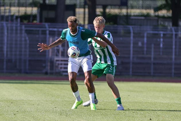 24.06.2026, Fussball, Testspiel, Vorbereitung Saison 2026 2027, Regionalliga Bayern: FC Schweinfurt 05 - Chemie Leipzig Von links: Mike Dellinger (FC Schweinfurt 05, 10) gegen Tim Hoops (Chemie Leipzig, 02) Schweinfurt Riedel-Bau-Arena im Sachs-Stadio Bayern Unterfranken Deutschland *** June 24, 2026, Soccer, Friendly Match, 2026–2027 Season Preparation, Bavarian Regional League: FC Schweinfurt 05 vs. Chemie Leipzig. From left: Mike Dellinger (FC Schweinfurt 05, No. 10) and Tim Hoops (Chemie Leipzig, No. 02). Schweinfurt, Riedel Bau Arena at Sachs Stadio, Bavaria, Lower Franconia, Germany