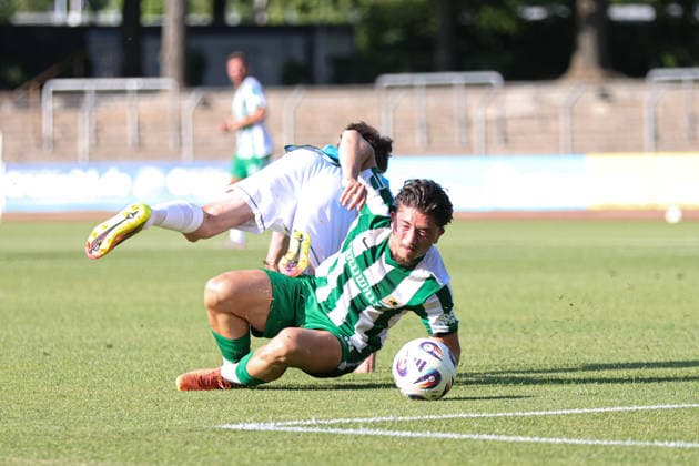 24.06.2026, Fussball, Testspiel, Vorbereitung Saison 2026 2027, Regionalliga Bayern: FC Schweinfurt 05 - Chemie Leipzig Valon Aliji (Chemie Leipzig, 14) am Boden Schweinfurt Riedel-Bau-Arena im Sachs-Stadio Bayern Unterfranken Deutschland *** June 24, 2026, Soccer, Friendly Match, 2026–2027 Season Preparation, Bavarian Regional League: FC Schweinfurt 05 vs. Chemie Leipzig, Valon Aliji (Chemie Leipzig), 14th row, Schweinfurt Riedel Bau Arena at Sachs Stadio, Bavaria, Lower Franconia, Germany
