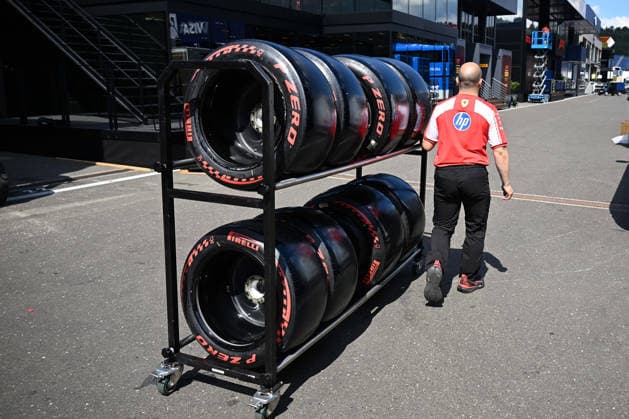 24.06.2026, xsvx, Motorsport FIA Formel 1, Grand Prix von Österreich v.l. Mitarbeiter Crew der Scuderia Ferrari schiebt Reifen von Pirelli durch das Fahrerlager (FIA REGULATIONS PROHIBIT ANY USE OF PHOTOGRAPHS as IMAGE SEQUENCES and or QUASI-VIDEO) Zeltweg-Spielberg *** June 24, 2026, xsvx, Motorsport FIA Formula 1, Austrian Grand Prix: A member of the Scuderia Ferrari crew pushes Pirelli tires through the paddock. FIA REGULATIONS PROHIBIT ANY USE OF PHOTOGRAPHS AS IMAGE SEQUENCES AND OR QUASI-VIDEO. Zeltweg, Spielberg