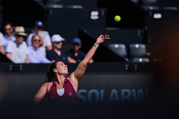 June 24, 2026, Bad Homburg, Hessen, Germany: Emma Navarro of United States serves to Iga Swiatek of Poland during the BAD HOMBURG OPEN powered by SOLARWATTT- WTA500 - Womens Tennis, 24.6.2026 in Bad Homburg (Tennis-Club Bad Homburg), Germany - Photo: Tennis 2026: Bad Hombug Open - WTA500: NAVARO 7:5 2:6 6:3 SWIATEK  - ZUMAs343 20260624_zsp_s343_132 Copyright: xMathiasxSchulzx