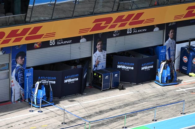 24.06.2026, xsvx, Motorsport FIA Formel 1, Grand Prix von Österreich v.l. Die Boxen Box von Carlos Sainz (Williams Racing) Startnummer 55 und Alexander Albon (Williams Racing) Startnummer 23 in der Boxengasse (FIA REGULATIONS PROHIBIT ANY USE OF PHOTOGRAPHS as IMAGE SEQUENCES and or QUASI-VIDEO) Zeltweg-Spielberg *** June 24, 2026, xsvx, Motorsport FIA Formula 1, Austrian Grand Prix: The pits—Carlos Sainz (Williams Racing, No. 55) and Alexander Albon (Williams Racing, No. 23) in the pit lane. FIA REGULATIONS PROHIBIT ANY USE OF PHOTOGRAPHS AS IMAGE SEQUENCES AND OR QUASI-VIDEO. Zeltweg, Spielberg