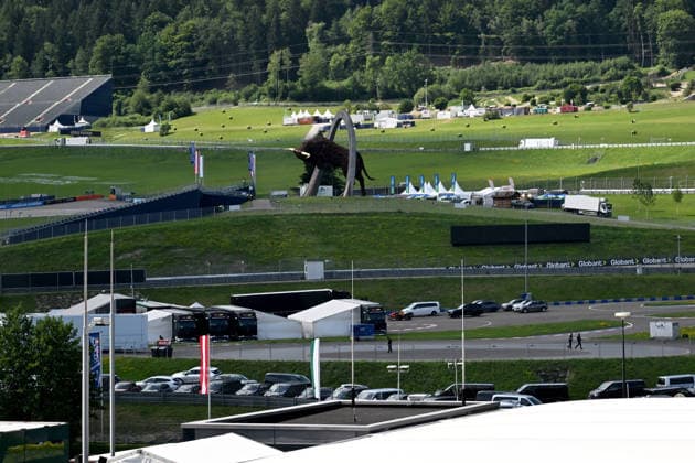 24.06.2026, xsvx, Motorsport FIA Formel 1, Grand Prix von Österreich v.l. Symbolfoto, Symbolbild Austrian Grand Prix der Bulle inmitten der Rennstrecke (FIA REGULATIONS PROHIBIT ANY USE OF PHOTOGRAPHS as IMAGE SEQUENCES and or QUASI-VIDEO) Zeltweg-Spielberg *** June 24, 2026, xsvx, Motorsport FIA Formula 1, Austrian Grand Prix v l Stock photo, stock image: The Bull at the Austrian Grand Prix in the middle of the racetrack. FIA REGULATIONS PROHIBIT ANY USE OF PHOTOGRAPHS AS IMAGE SEQUENCES AND OR QUASI-VIDEO. Zeltweg, Spielberg
