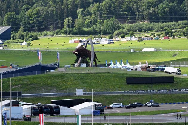 24.06.2026, xsvx, Motorsport FIA Formel 1, Grand Prix von Österreich v.l. Symbolfoto, Symbolbild Austrian Grand Prix der Bulle inmitten der Rennstrecke (FIA REGULATIONS PROHIBIT ANY USE OF PHOTOGRAPHS as IMAGE SEQUENCES and or QUASI-VIDEO) Zeltweg-Spielberg *** June 24, 2026, xsvx, Motorsport FIA Formula 1, Austrian Grand Prix v l Stock photo, stock image: The Bull at the Austrian Grand Prix in the middle of the racetrack. FIA REGULATIONS PROHIBIT ANY USE OF PHOTOGRAPHS AS IMAGE SEQUENCES AND OR QUASI-VIDEO. Zeltweg, Spielberg