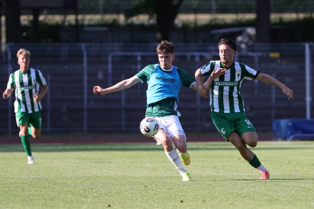 24.06.2026, Fussball, Testspiel, Vorbereitung Saison 2026 2027, Regionalliga Bayern: FC Schweinfurt 05 - Chemie Leipzig Von links: Johannes Theinhardt (FC Schweinfurt 05, 05) gegen Valon Aliji (Chemie Leipzig, 14) Schweinfurt Riedel-Bau-Arena im Sachs-Stadio Bayern Unterfranken Deutschland *** June 24, 2026, Soccer, Friendly Match, 2026–2027 Season Preparation, Bavarian Regional League: FC Schweinfurt 05 vs. Chemie Leipzig. From left: Johannes Theinhardt (FC Schweinfurt 05), Valon Aliji (Chemie Leipzig), 14. Schweinfurt, Riedel Bau Arena at Sachs Stadium, Lower Franconia, Bavaria, Germany
