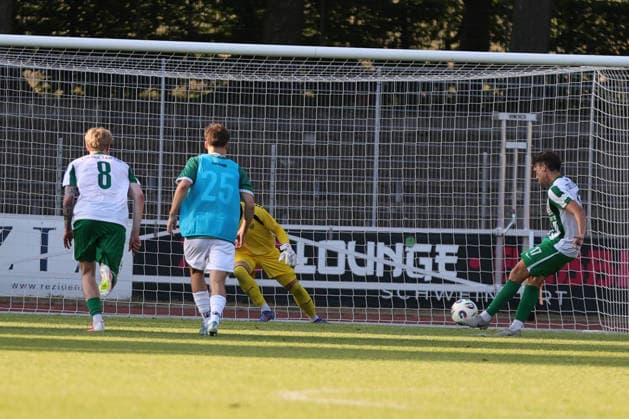 24.06.2026, Fussball, Testspiel, Vorbereitung Saison 2026 2027, Regionalliga Bayern: FC Schweinfurt 05 - Chemie Leipzig Turchyn (Chemie Leipzig, 17) trifft per Elfmeter zum 1:1 Schweinfurt Riedel-Bau-Arena im Sachs-Stadio Bayern Unterfranken Deutschland *** June 24, 2026, Soccer, Friendly Match, 2026–2027 Season Preparation, Bavarian Regional League: FC Schweinfurt 05 vs. Chemie Leipzig; Turchyn scores from a penalty kick to make it 1–1; Schweinfurt Riedel Bau Arena at Sachs Stadio, Bavaria, Lower Franconia, Germany