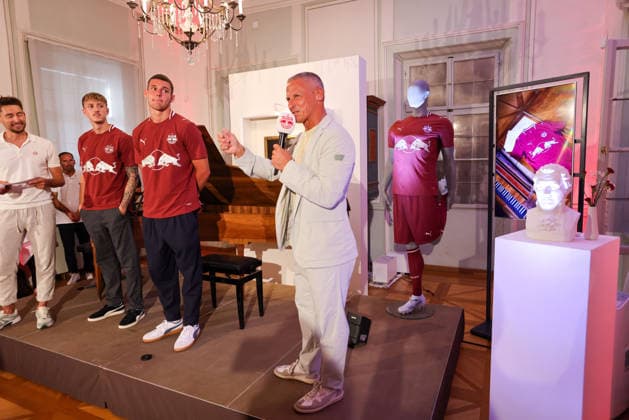 SOCCER - BL, RBS, jersey presentation SALZBURG,AUSTRIA,24.JUN.26 - SOCCER - ADMIRAL Bundesliga, Red Bull Salzburg, jersey presentation. Image shows Tim Drexler, Christian Zawieschitzky and ceo Stephan Reiter (RBS).  GEPAxpictures xMathiasxMandl