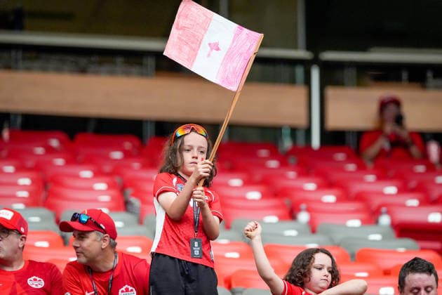 Kanada: Fußball FIFA Weltmeisterschaft 2026 Gruppenphase Schweiz vs Kanada BC Place Stadium (Vancouver, British Columbia): Junge kanadische Fußballfans auf der Tribüne, Kinderfans, Kanada-Fahne, selbstgemalte Nationalflagge, Nachwuchsfan, Fanliebe, Familienpublikum, Zuschauer, Tribüne, Fanblock, rot-weiße Fanbekleidung, Länderspiel, Nationalmannschaft, Fankultur, Fußballbegeisterung, Emotionen, Unterstützung, Sportveranstaltung, Stadionatmosphäre, Fahne schwenken, Jugend, Freizeit, Kanada-Supporter, Fanporträt, Impression. *** Canada Soccer 2026 FIFA World Cup Group Stage Switzerland vs. Canada BC Place Stadium Vancouver, British Columbia Young Canadian soccer fans in the stands, child fans, Canadian flag, hand-painted national flag, young fan, fan passion, family audience, spectators, stands, fan section, red and white fan apparel, international match, national team, fan culture, soccer enthusiasm, emotions, support, sporting event, stadium atmosphere, waving flags, youth, leisure, Canadian supporters, fan portrait, scene Copyright: xJOERANxSTEINSIEKx
