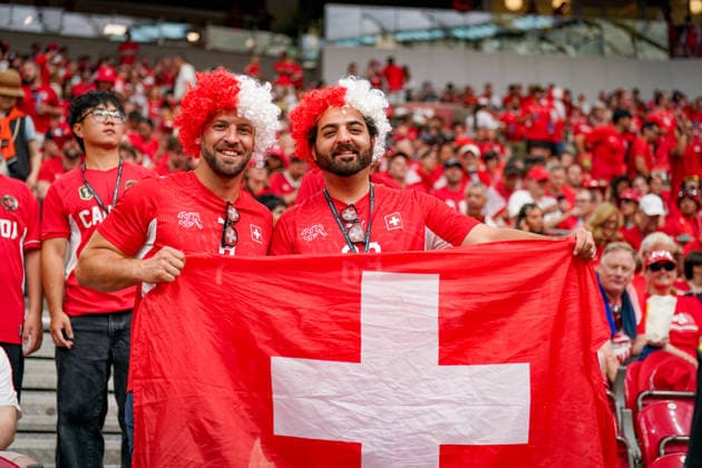 Kanada: Fußball FIFA Weltmeisterschaft 2026 Gruppenphase Schweiz vs Kanada BC Place Stadium (Vancouver, British Columbia): Schweizer Fußballfans auf der Tribüne, Zuschauer, Fanblock, Fankultur, Schweiz-Fahnen, Nationalflagge, Fanperücke in Rot-Weiß, Fanbekleidung, Fanporträt, Unterstützung der Schweizer Nationalmannschaft, Stadionatmosphäre, Emotionen, Spannung, Länderspiel, Fußballbegeisterung, Public-Viewing-Stimmung, rot-weiße Farben, Supporter, Tribüne, Sportevent, Schweiz-Anhänger, Fahnen, Teamgeist, Nahaufnahme, Impression. *** Canada Soccer 2026 FIFA World Cup Group Stage Switzerland vs. Canada BC Place Stadium Vancouver, British Columbia Swiss soccer fans in the stands, spectators, fan section, fan culture, Swiss flags, national flag, red-and-white fan wig, fan apparel, fan portrait, support for the Swiss national team, stadium atmosphere, emotions, excitement, international match, soccer enthusiasm, public viewing atmosphere, red and white colors, supporters, stands, sporting event, Swiss supporters, flags, team spirit, close-up, impression Copyright: xJOERANxSTEINSIEKx