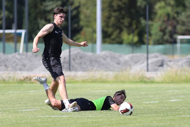 Regionalliga Nordost: Trainingsauftakt des 1. FC Lok Leipzig, 24.06.2026 Pepe Böhm (26, Lok Leipzig) gegen Samim Bigi (aus eigener U19, Lok Leipzig am Boden). Fußball, Regionalliga Nordost, Saison 2026 2027, Trainingsauftakt des 1. FC Lok Leipzig am 24.06.2026 im Bruno-Plache-Stadion, Leipzig. *** Northeast Regional League: 1 FC Lok Leipzig Kicks Off Training, June 24, 2026; Pepe Böhm, 26; Lok Leipzig vs. Samim Bigi from their own U19 team, Lok Leipzig on the Ground Soccer, Northeast Regional League, 2026–2027 season, 1 FC Lok Leipzig’s training kickoff on June 24, 2026, at Bruno Plache Stadium, Leipzig Copyright: xBEAUTIFULxSPORTS JanxKaeferx