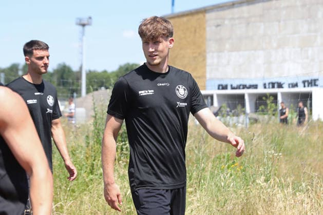 Regionalliga Nordost: Trainingsauftakt des 1. FC Lok Leipzig, 24.06.2026 Probespieler Noah Wallenßus (zuletzt BSV Schwarz-Weiß Rehden). Fußball, Regionalliga Nordost, Saison 2026 2027, Trainingsauftakt des 1. FC Lok Leipzig am 24.06.2026 im Bruno-Plache-Stadion, Leipzig. *** Regionalliga Nordost: 1 FC Lok Leipzig Kicks Off Training, June 24, 2026; Trial Player Noah Wallenßus, Most Recently with BSV Schwarz Weiß Rehden Soccer, Regionalliga Nordost, 2026–2027 Season, 1 FC Lok Leipzig’s training kickoff on June 24, 2026, at Bruno Plache Stadium, Leipzig Copyright: xBEAUTIFULxSPORTS JanxKaeferx