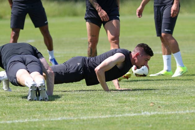 Regionalliga Nordost: Trainingsauftakt des 1. FC Lok Leipzig, 24.06.2026 Alexander Siebeck (14, Lok Leipzig) mit Liegestützen. Fußball, Regionalliga Nordost, Saison 2026 2027, Trainingsauftakt des 1. FC Lok Leipzig am 24.06.2026 im Bruno-Plache-Stadion, Leipzig. *** Regionalliga Nordost: 1 FC Lok Leipzig Kicks Off Training, June 24, 2026; Alexander Siebeck, 14; Lok Leipzig Does Push-Ups; Soccer; Regionalliga Nordost; 2026–2027 Season; 1 FC Lok Leipzig’s training kickoff on June 24, 2026, at Bruno Plache Stadium, Leipzig Copyright: xBEAUTIFULxSPORTS JanxKaeferx