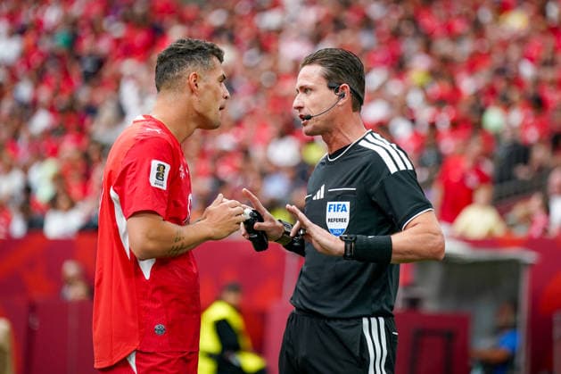 Kanada: Fußball FIFA Weltmeisterschaft 2026 Gruppenphase Schweiz vs Kanada BC Place Stadium (Vancouver, British Columbia): Schiedsrichter Ramon Abatti (Brasilien) Granit Xhaka (Schweiz, 10) *** Canada Soccer 2026 FIFA World Cup Group Stage Switzerland vs. Canada BC Place Stadium Vancouver, British Columbia Referee Ramon Abatti (Brazil) Granit Xhaka (Switzerland), 10 Copyright: xJOERANxSTEINSIEKx