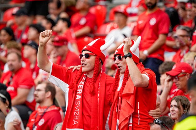 Kanada: Fußball FIFA Weltmeisterschaft 2026 Gruppenphase Schweiz vs Kanada BC Place Stadium (Vancouver, British Columbia): Schweizer Fußballfans auf der Tribüne, Fanblock, Zuschauer, Fankultur, Fanporträt, rot-weiße Fanbekleidung, Wikingerhelme in Schweizer Farben, Schweiz-Fahnen, Schweiz-Schal, Supporter, Jubel, Anfeuerung, Emotionen, Teamgeist, Nationalmannschaft, Stadionatmosphäre, Tribüne, Länderspiel, Fußballbegeisterung, Nahaufnahme, Gruppenfoto, Public-Viewing-Stimmung, Schweiz-Anhänger, Fanszene, Impression. *** Canada Soccer 2026 FIFA World Cup Group Stage Switzerland vs. Canada BC Place Stadium Vancouver, British Columbia Swiss soccer fans in the stands, fan section, spectators, fan culture, fan portrait, red and white fan apparel, Viking helmets in Swiss colors, Swiss flags, Swiss scarves, supporters, celebration, cheering, emotions, team spirit, national team, stadium atmosphere, stands, international match, soccer enthusiasm, close-up, group photo, public viewing atmosphere, Swiss supporters, fan scene, impression Copyright: xJOERANxSTEINSIEKx