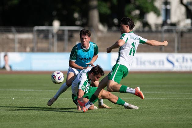1. FC 1905 Schweinfurt vs. BSG Chemie leipzig, Sachs-Stadion Football, Regionalliga Friendly 1. FC 1905 Schweinfurt vs. BSG Chemie leipzig 24 Jun 2026 Sachs-Stadion , Schweinfurt, Germany Image: Strong challenge in the midfield. DFL REGULATIONS PROHIBIT ANY USE OF PHOTOGRAPHS AS IMAGE SEQUENCES AND OR QUASI-VIDEO Copyright: xPresseFotoxEvansx