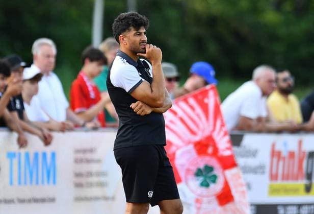 SW Alstaden - Rot-Weiß Oberhausen ** NUR FÜR REDAKTIONELLE ZWECKE ** EDITORIAL USE ONLY **<p>Fußball Testspiel: SW Alstaden - Rot-Weiß Oberhausen am 24.06.2026 auf der Sportanlage Kuhle in Oberhausen Bilal Fezzani ( Trainer SW Alstaden ) Deutschland Nordrhein-Westfalen Oberhausen Copyright: ThorstenxTillmann *** SW Alstaden Red-White Oberhausen ** FOR EDITORIAL USE ONLY ** EDITORIAL USE ONLY ** p Soccer friendly match between SW Alstaden and Rot Weiß Oberhausen on June 24, 2026, at the Kuhle Sports Complex in Oberhausen. Bilal Fezzani, coach of SW Alstaden, Germany, North Rhine-Westphalia, Oberhausen. Copyright ThorstenxTillmann Copyright: ThorstenxTillmann doc86fj6v8e26p1byro7gr1 ,EDITORIAL USE ONLY