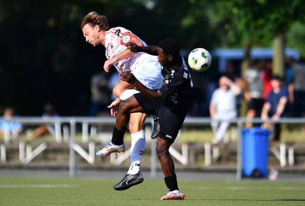 SW Alstaden - Rot-Weiß Oberhausen ** NUR FÜR REDAKTIONELLE ZWECKE ** EDITORIAL USE ONLY **<p>Fußball Testspiel: SW Alstaden - Rot-Weiß Oberhausen am 24.06.2026 auf der Sportanlage Kuhle in Oberhausen Pierre Fassnacht ( Rot-Weiß Oberhausen ), links - Mamadou Moussa Balde ( SW Alstaden ), rechts Deutschland Nordrhein-Westfalen Oberhausen Copyright: ThorstenxTillmann *** SW Alstaden Red-White Oberhausen ** FOR EDITORIAL USE ONLY ** EDITORIAL USE ONLY ** p Soccer friendly match between SW Alstaden and Rot Weiß Oberhausen on June 24, 2026, at the Kuhle Sports Complex in Oberhausen. Pierre Fassnacht (Rot Weiß Oberhausen), on the left, Mamadou Moussa Balde of SW Alstaden; on the right, Oberhausen, North Rhine-Westphalia, Germany. Copyright ThorstenxTillmann Copyright: ThorstenxTillmann doc86fj6vc5cn617ymnyh92 ,EDITORIAL USE ONLY