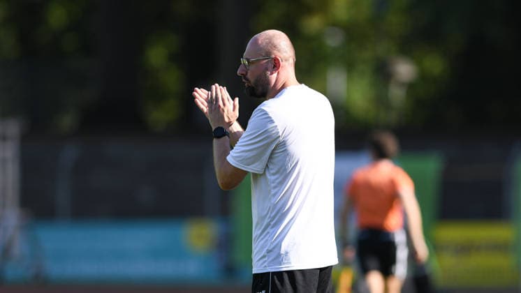 1. FC 1905 Schweinfurt vs. BSG Chemie leipzig, Sachs-Stadion Football, Regionalliga Friendly 1. FC 1905 Schweinfurt vs. BSG Chemie leipzig 24 Jun 2026 Sachs-Stadion , Schweinfurt, Germany Image: Trainer Jan Gerlein (Schweinfurt) DFL REGULATIONS PROHIBIT ANY USE OF PHOTOGRAPHS AS IMAGE SEQUENCES AND OR QUASI-VIDEO Copyright: xPresseFotoxEvansx