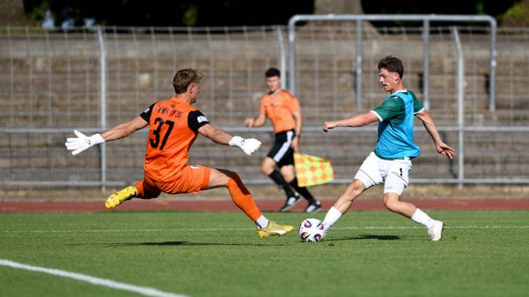 1. FC 1905 Schweinfurt vs. BSG Chemie leipzig, Sachs-Stadion Football, Regionalliga Friendly 1. FC 1905 Schweinfurt vs. BSG Chemie leipzig 24 Jun 2026 Sachs-Stadion , Schweinfurt, Germany Image: (fLTR) GK Marcel Bergmann (BSG), Valentin Schmitt (Schweinfurt) DFL REGULATIONS PROHIBIT ANY USE OF PHOTOGRAPHS AS IMAGE SEQUENCES AND OR QUASI-VIDEO Copyright: xPresseFotoxEvansx