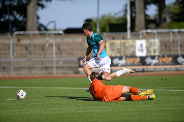 1. FC 1905 Schweinfurt vs. BSG Chemie leipzig, Sachs-Stadion Football, Regionalliga Friendly 1. FC 1905 Schweinfurt vs. BSG Chemie leipzig 24 Jun 2026 Sachs-Stadion , Schweinfurt, Germany Image: (fLTR) GK Marcel Bergmann (BSG), Valentin Schmitt (Schweinfurt) DFL REGULATIONS PROHIBIT ANY USE OF PHOTOGRAPHS AS IMAGE SEQUENCES AND OR QUASI-VIDEO Copyright: xPresseFotoxEvansx