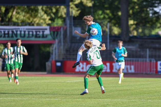 1. FC 1905 Schweinfurt vs. BSG Chemie leipzig, Sachs-Stadion Football, Regionalliga Friendly 1. FC 1905 Schweinfurt vs. BSG Chemie leipzig 24 Jun 2026 Sachs-Stadion , Schweinfurt, Germany Image: (fLTR) Rajk Lisinski (BSG) defending in the midfield. DFL REGULATIONS PROHIBIT ANY USE OF PHOTOGRAPHS AS IMAGE SEQUENCES AND OR QUASI-VIDEO Copyright: xPresseFotoxEvansx