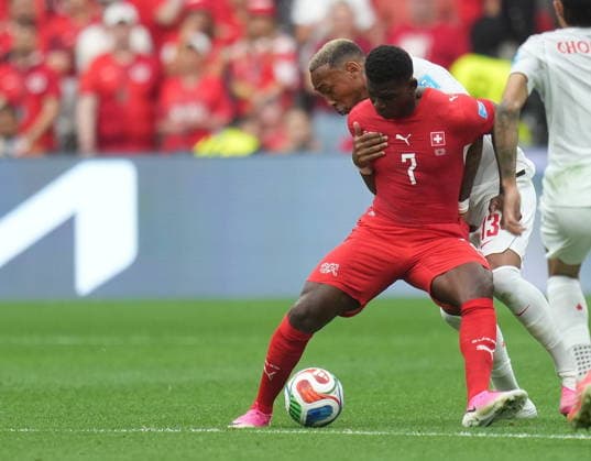 FIFA World Cup, WM, Weltmeisterschaft, Fussball 2026 - Group B - Switzerland vs Canada Breel Embolo of Switzerland (L) and Derek Cornelius of Canada in action during the FIFA World Cup 2026 group stage match Switzerland against Canada, in Vancouver, Canada, 24 June 2026. VANCOUVER Canada  Copyright: xBOBxFRIDx