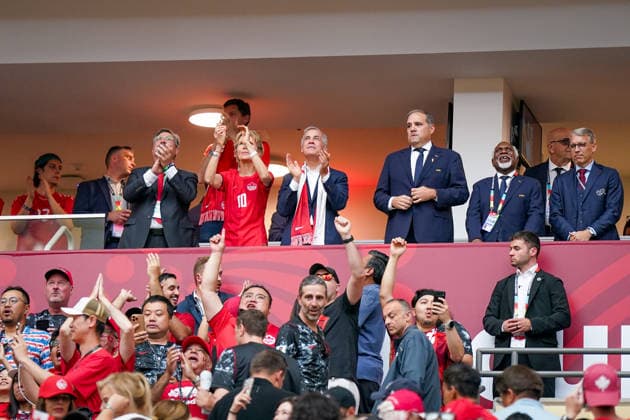 Kanada: Fußball FIFA Weltmeisterschaft 2026 Gruppenphase Schweiz vs Kanada BC Place Stadium (Vancouver, British Columbia): Kanadas Premierminister Mark Carney verfolgt das Spiel aus der Stadionloge. Im VIP-Bereich befinden sich weitere Ehrengäste, Offizielle und Verbandsvertreter. Im Vordergrund feiern kanadische Fans auf der Tribüne. Politik und VIP-Loge, Ehrengast, Zuschauer, Fanblock, Kanada-Fans, Stadionatmosphäre, Fußball-Weltmeisterschaft, Repräsentation, Public Relations, Großveranstaltung, Tribüne, Emotionen. *** Canada Soccer 2026 FIFA World Cup Group Stage: Switzerland vs. Canada at BC Place Stadium in Vancouver, British Columbia. Canadian Prime Minister Mark Carney watches the game from a stadium box. Other guests of honor, officials, and association representatives are in the VIP section. In the foreground, Canadian fans celebrate in the stands. Politics and sports, VIP box, guest of honor, spectators, fan section, Canadian fans, stadium atmosphere, World Cup, representation, public relations, major event, stands, emotions Copyright: xJOERANxSTEINSIEKx