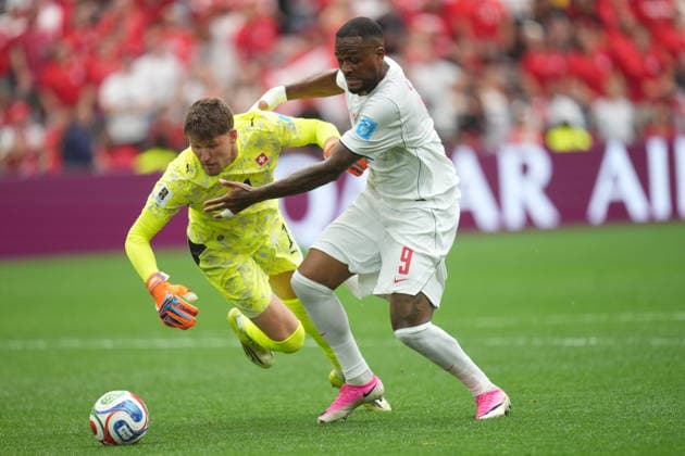 FIFA World Cup, WM, Weltmeisterschaft, Fussball 2026 - Group B - Switzerland vs Canada Goalkeeper Gregor Kobel of Switzerland (L) and Cyle Larin of Canada in action during the FIFA World Cup 2026 group stage match Switzerland against Canada, in Vancouver, Canada, 24 June 2026. VANCOUVER Canada  Copyright: xBOBxFRIDx