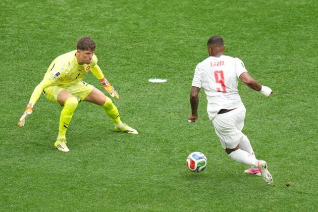 Switzerland v Canada - FIFA World Cup, WM, Weltmeisterschaft, Fussball 2026 - Group B VANCOUVER, CANADA - JUNE 24: Gregor Kobel (1) of Switzerland in action against Cyle Larin of Canada during the 2026 FIFA World Cup Group B match between Switzerland and Canada at BC Place Stadium in Vancouver, Canada, on June 24, 2026. Ercin Erturk Anadolu British Columbia Canada. Editorial use only. Please get in touch for any other usage.  Copyright: x2026xAnadoluxErcinxErturkx