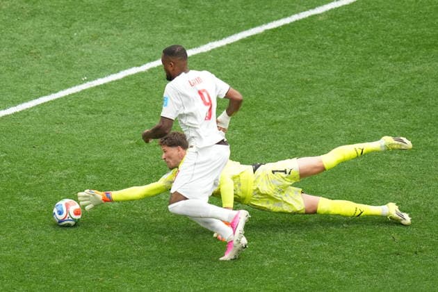Switzerland v Canada - FIFA World Cup, WM, Weltmeisterschaft, Fussball 2026 - Group B VANCOUVER, CANADA - JUNE 24: Gregor Kobel (1) of Switzerland in action against Cyle Larin of Canada during the 2026 FIFA World Cup Group B match between Switzerland and Canada at BC Place Stadium in Vancouver, Canada, on June 24, 2026. Ercin Erturk Anadolu British Columbia Canada. Editorial use only. Please get in touch for any other usage.  Copyright: x2026xAnadoluxErcinxErturkx