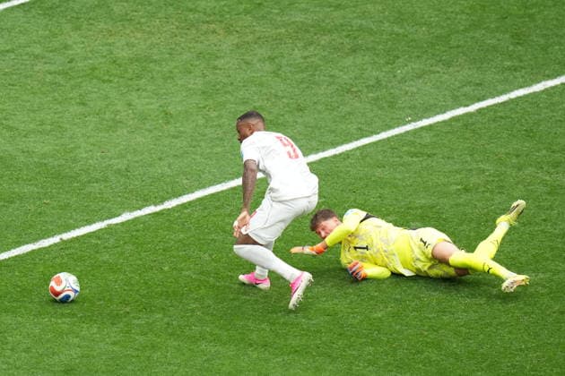 Switzerland v Canada - FIFA World Cup, WM, Weltmeisterschaft, Fussball 2026 - Group B VANCOUVER, CANADA - JUNE 24: Gregor Kobel (1) of Switzerland in action against Cyle Larin of Canada during the 2026 FIFA World Cup Group B match between Switzerland and Canada at BC Place Stadium in Vancouver, Canada, on June 24, 2026. Ercin Erturk Anadolu British Columbia Canada. Editorial use only. Please get in touch for any other usage.  Copyright: x2026xAnadoluxErcinxErturkx