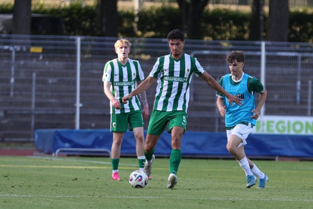 24.06.2026, Fussball, Testspiel, Vorbereitung Saison 2026 2027, Regionalliga Bayern: FC Schweinfurt 05 - Chemie Leipzig Marc Enke (Chemie Leipzig, 05) mit Ball Schweinfurt Riedel-Bau-Arena im Sachs-Stadio Bayern Unterfranken Deutschland *** June 24, 2026, Soccer, Friendly Match, 2026–2027 Season Preparations, Bavarian Regional League: FC Schweinfurt 05 vs. Chemie Leipzig, Marc Enke (Chemie Leipzig, No. 05) with the ball at the Riedel Bau Arena in Sachs Stadio, Bavaria, Lower Franconia, Germany