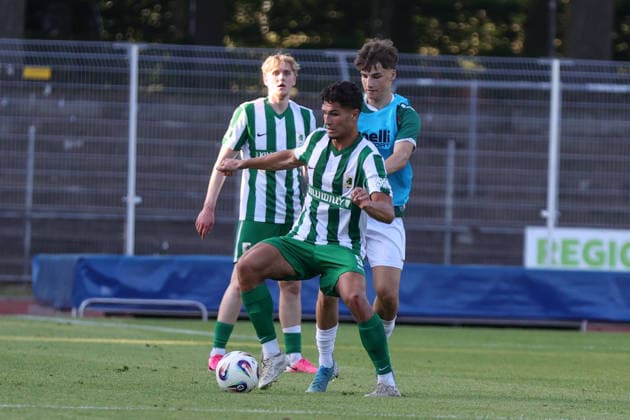 24.06.2026, Fussball, Testspiel, Vorbereitung Saison 2026 2027, Regionalliga Bayern: FC Schweinfurt 05 - Chemie Leipzig Marc Enke (Chemie Leipzig, 05) mit Ball Schweinfurt Riedel-Bau-Arena im Sachs-Stadio Bayern Unterfranken Deutschland *** June 24, 2026, Soccer, Friendly Match, 2026–2027 Season Preparations, Bavarian Regional League: FC Schweinfurt 05 vs. Chemie Leipzig, Marc Enke (Chemie Leipzig, No. 05) with the ball at the Riedel Bau Arena in Sachs Stadio, Bavaria, Lower Franconia, Germany