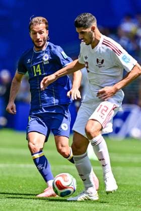 Bosnia and Herzegovina s Ivan Sunjic and Qatari Karim Boudiaf fight for the ball during a soccer game between Bosnia and Herzegovina and Qatar, on Wednesday 24 June 2026 in Seattle, the third and last day in the group stage, in group B of the FIFA World Cup, WM, Weltmeisterschaft, Fussball 2026 in the United States of America. DIRKxWAEM  x179157517x