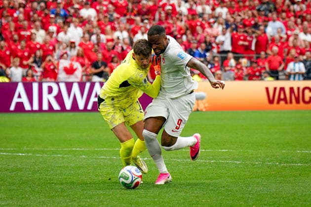 Kanada: Fußball FIFA Weltmeisterschaft 2026 Gruppenphase Schweiz vs Kanada BC Place Stadium (Vancouver, British Columbia): Cyle Larin (Kanada 9) Gregor Kobel (Schweiz, 1) *** Canada Soccer 2026 FIFA World Cup Group Stage Switzerland vs. Canada BC Place Stadium Vancouver, British Columbia Cyle Larin (Canada) 9 Gregor Kobel (Switzerland), 1 Copyright: xJOERANxSTEINSIEKx