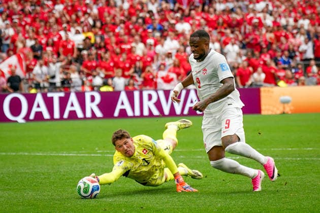 Kanada: Fußball FIFA Weltmeisterschaft 2026 Gruppenphase Schweiz vs Kanada BC Place Stadium (Vancouver, British Columbia): Cyle Larin (Kanada 9) Gregor Kobel (Schweiz, 1) *** Canada Soccer 2026 FIFA World Cup Group Stage Switzerland vs. Canada BC Place Stadium Vancouver, British Columbia Cyle Larin (Canada) 9 Gregor Kobel (Switzerland), 1 Copyright: xJOERANxSTEINSIEKx
