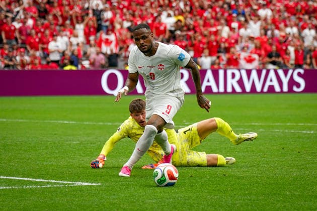 Kanada: Fußball FIFA Weltmeisterschaft 2026 Gruppenphase Schweiz vs Kanada BC Place Stadium (Vancouver, British Columbia): Gregor Kobel (Schweiz, 1) Cyle Larin (Kanada 9) *** Canada Soccer 2026 FIFA World Cup Group Stage Switzerland vs. Canada BC Place Stadium Vancouver, British Columbia Gregor Kobel (Switzerland), 1; Cyle Larin (Canada), 9 Copyright: xJOERANxSTEINSIEKx