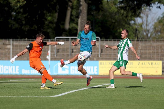 24.06.2026, Herren, Fussball, Saison 2026 2027, Landesfreundschaftsspiele: 1. FC Schweinfurt 1905 - BSG Chemie Leipzig v.li. Marcel Bergmann ( 37, BSG Chemie Leipzig), Kristian Böhnlein ( 13, 1. FC Schweinfurt 1905), Phillipp Wendt ( 40, BSG Chemie Leipzig) Schweinfurt Sachs-Stadion Bayern Deutschland *** June 24, 2026, Men s, Soccer, 2026–2027 season, Regional friendly matches: 1 FC Schweinfurt 1905 vs. BSG Chemie Leipzig; from left: Marcel Bergmann 37, BSG Chemie Leipzig; Kristian Böhnlein 13, 1 FC Schweinfurt 1905; Phillipp Wendt 40, BSG Chemie Leipzig, Schweinfurt, Sachs Stadium, Bavaria, Germany