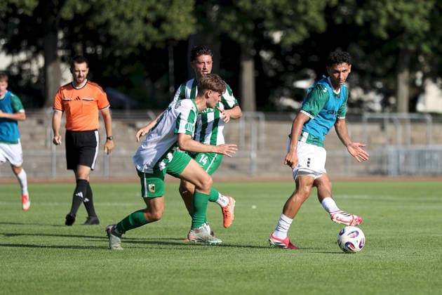 24.06.2026, Herren, Fussball, Saison 2026 2027, Landesfreundschaftsspiele: 1. FC Schweinfurt 1905 - BSG Chemie Leipzig v.li. Anton Jan Bulland ( 15, BSG Chemie Leipzig), Valon Aliji ( 14, BSG Chemie Leipzig), Mustafa Alper Özden ( 20, 1. FC Schweinfurt 1905) Schweinfurt Sachs-Stadion Bayern Deutschland *** June 24, 2026, Men s Soccer, 2026–2027 Season, Regional Friendly Matches: 1 FC Schweinfurt 1905 vs. BSG Chemie Leipzig; from left: Anton Jan Bulland 15, BSG Chemie Leipzig, Valon Aliji 14, BSG Chemie Leipzig, Mustafa Alper Özden 20, 1 FC Schweinfurt 1905, Schweinfurt, Sachs Stadium, Bavaria, Germany