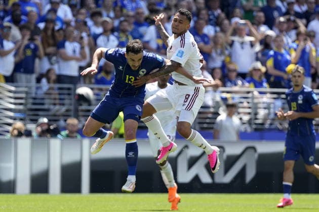 FIFA World Cup, WM, Weltmeisterschaft, Fussball 2026 - Group B - Bosnia and Herzegovina vs Qatar Ivan Basic of Bosnia and Herzegovina (L) in action against Edmilson Junior of Qatar (R) during the FIFA World Cup 2026 group stage match Bosnia and Herzegovina against Qatar, in Seattle, Washington, USA, 24 June 2026. SEATTLE United States  Copyright: xSTEPHANxBRASHEARx