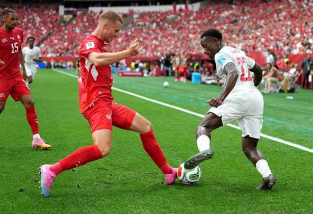 FIFA World Cup, WM, Weltmeisterschaft, Fussball 2026 - Group B - Switzerland vs Canada Richie Laryea of Canada (R) and Nico Elvedi of Switzerland in action during the FIFA World Cup 2026 group stage match Switzerland against Canada, in Vancouver, Canada, 24 June 2026. VANCOUVER Canada  Copyright: xBOBxFRIDx