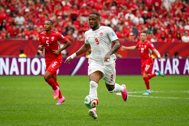 Kanada: Fußball FIFA Weltmeisterschaft 2026 Gruppenphase Schweiz vs Kanada BC Place Stadium (Vancouver, British Columbia): Cyle Larin (Kanada 9) vor Gregor Kobel (Schweiz, 1) *** Canada Soccer 2026 FIFA World Cup Group Stage Switzerland vs. Canada BC Place Stadium Vancouver, British Columbia Cyle Larin (Canada) 9, past Gregor Kobel (Switzerland), 1 Copyright: xJOERANxSTEINSIEKx