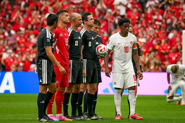 Kanada: Fußball FIFA Weltmeisterschaft 2026 Gruppenphase Schweiz vs Kanada BC Place Stadium (Vancouver, British Columbia): Schiedsrichter Ramon Abatti (Brasilien) Granit Xhaka (Schweiz, 10) Jonathan David (Kanada 10) *** Canada Soccer 2026 FIFA World Cup Group Stage Switzerland vs. Canada BC Place Stadium Vancouver, British Columbia Referee Ramon Abatti (Brazil) Granit Xhaka (Switzerland), 10 Jonathan David (Canada), 10 Copyright: xJOERANxSTEINSIEKx