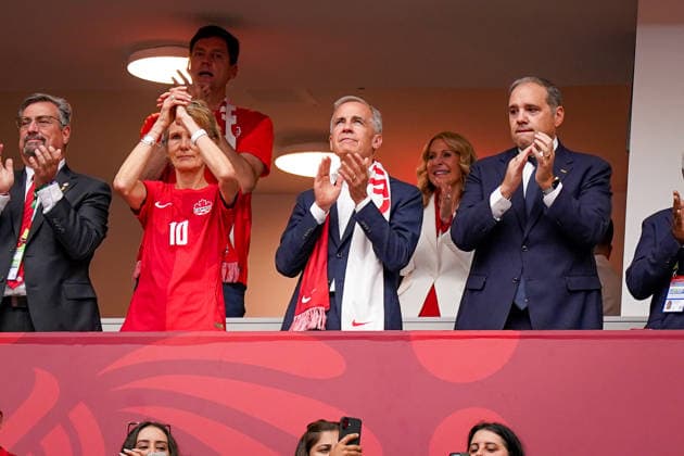 Kanada: Fußball FIFA Weltmeisterschaft 2026 Gruppenphase Schweiz vs Kanada BC Place Stadium (Vancouver, British Columbia): Kanadas Premierminister Mark Carney verfolgt das Spiel aus der Stadionloge. Im VIP-Bereich befinden sich weitere Ehrengäste, Offizielle und Verbandsvertreter. Im Vordergrund feiern kanadische Fans auf der Tribüne. Politik und VIP-Loge, Ehrengast, Zuschauer, Fanblock, Kanada-Fans, Stadionatmosphäre, Fußball-Weltmeisterschaft, Repräsentation, Public Relations, Großveranstaltung, Tribüne, Emotionen. *** Canada Soccer 2026 FIFA World Cup Group Stage: Switzerland vs. Canada at BC Place Stadium in Vancouver, British Columbia. Canadian Prime Minister Mark Carney watches the game from a stadium box. Other guests of honor, officials, and association representatives are in the VIP section. In the foreground, Canadian fans celebrate in the stands. Politics and sports, VIP box, guest of honor, spectators, fan section, Canadian fans, stadium atmosphere, World Cup, representation, public relations, major event, stands, emotions Copyright: xJOERANxSTEINSIEKx