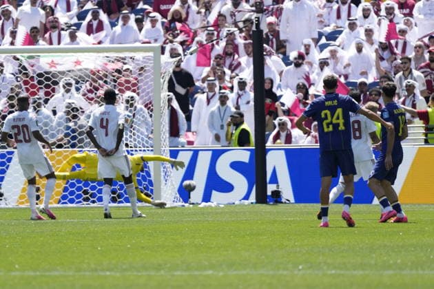 FIFA World Cup, WM, Weltmeisterschaft, Fussball 2026 - Group B - Bosnia and Herzegovina vs Qatar Kerim Alajbegovic of Bosnia and Herzegovina (R) scores the 1-0 goal during the FIFA World Cup 2026 group stage match Bosnia and Herzegovina against Qatar, in Seattle, Washington, USA, 24 June 2026. SEATTLE United States  Copyright: xSTEPHANxBRASHEARx