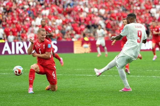 FIFA World Cup, WM, Weltmeisterschaft, Fussball 2026 - Group B - Switzerland vs Canada Nico Elvedi of Switzerland (L) and Cyle Larin of Canada in action during the FIFA World Cup 2026 group stage match Switzerland against Canada, in Vancouver, Canada, 24 June 2026. VANCOUVER Canada  Copyright: xBOBxFRIDx