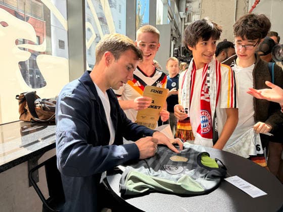 Mario Götze zu Gast im German House of Soccer, der ständigen Fan-Botschaft des DFB während der Fußball-Weltmeisterschaft in Manhattan - New York 24.06.2026: German House of Soccer *** Mario Götze visits the German House of Soccer, the DFB’s permanent fan embassy during the World Cup in Manhattan, New York, June 24, 2026 German House of Soccer