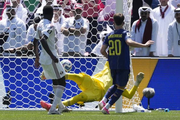 FIFA World Cup, WM, Weltmeisterschaft, Fussball 2026 - Group B - Bosnia and Herzegovina vs Qatar Goalkeeper Mahmud Abunada of Qatar (C) concedes the 2-0 goal during the FIFA World Cup 2026 group stage match Bosnia and Herzegovina against Qatar, in Seattle, Washington, USA, 24 June 2026. SEATTLE United States  Copyright: xSTEPHANxBRASHEARx