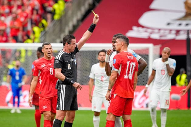 Kanada: Fußball FIFA Weltmeisterschaft 2026 Gruppenphase Schweiz vs Kanada BC Place Stadium (Vancouver, British Columbia): Schiedsrichter Ramon Abatti (Brasilien) zeigt Granit Xhaka (Schweiz, 10) Cyle Larin (Kanada 9) Gelbe Karte *** Canada Soccer 2026 FIFA World Cup Group Stage Switzerland vs. Canada BC Place Stadium Vancouver, British Columbia Referee Ramon Abatti Brazil shows Granit Xhaka (Switzerland) a yellow card, Cyle Larin (Canada) a yellow card Copyright: xJOERANxSTEINSIEKx