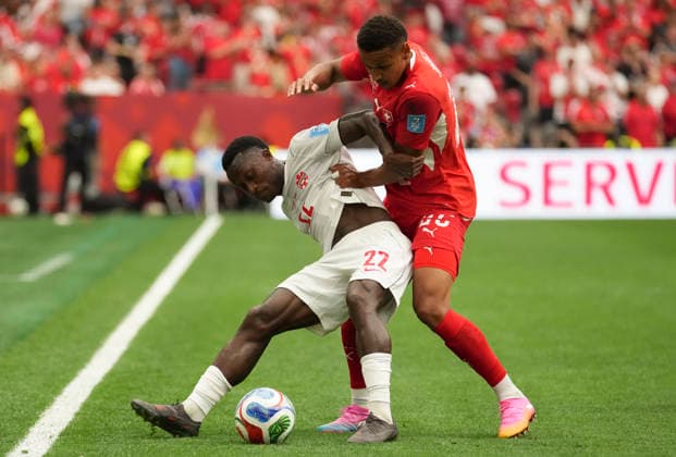 (260625) -- VANCOUVER, June 25, 2026 -- Richie Laryea (L) of Canada vies with Luca Jaquez of Switzerland during the group B match between Switzerland and Canada at the 2026 FIFA World Cup, WM, Weltmeisterschaft, Fussball at BC Place Vancouver in Vancouver, Canada, June 24, 2026. ) (SP)CANADA-VANCOUVER-FOOTBALL-FIFA WORLD CUP-GROUP B-SUI VS CAN MengxYongmin 